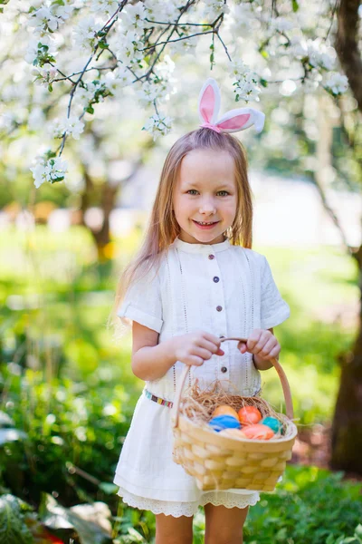 Маленька дівчинка грає з великодніми яйцями — стокове фото