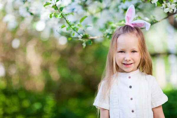 Bambina che celebra la Pasqua — Foto Stock