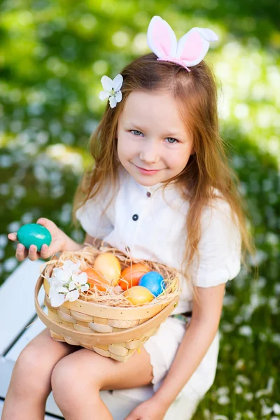 Liten flicka leker med påskägg — Stockfoto