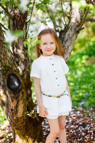 Маленька дівчинка весняний портрет — стокове фото