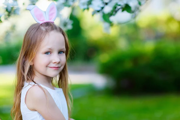 Malá holčička slaví Velikonoce — Stock fotografie