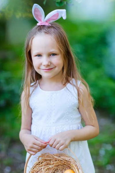 Kleines Mädchen feiert Ostern — Stockfoto