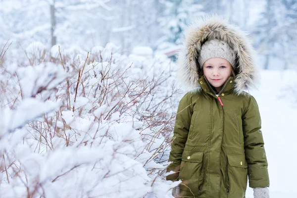 Petite fille en plein air en hiver — Photo