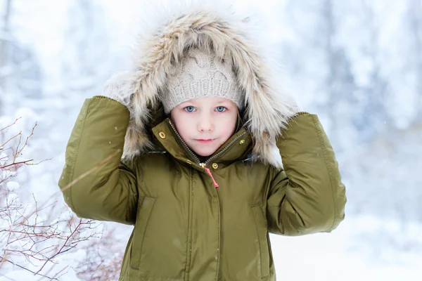 Liten flicka utomhus på vintern — Stockfoto