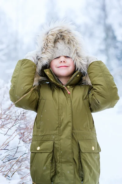 Klein meisje buitenshuis op winter — Stockfoto