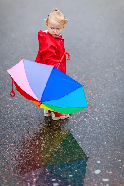 Niña con paraguas colorido en día lluvioso — Foto de Stock