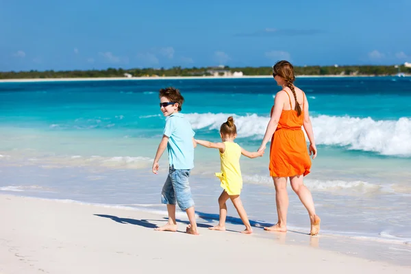 Família na praia do Caribe — Fotografia de Stock