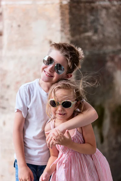 Kinderen buiten in stad — Stockfoto