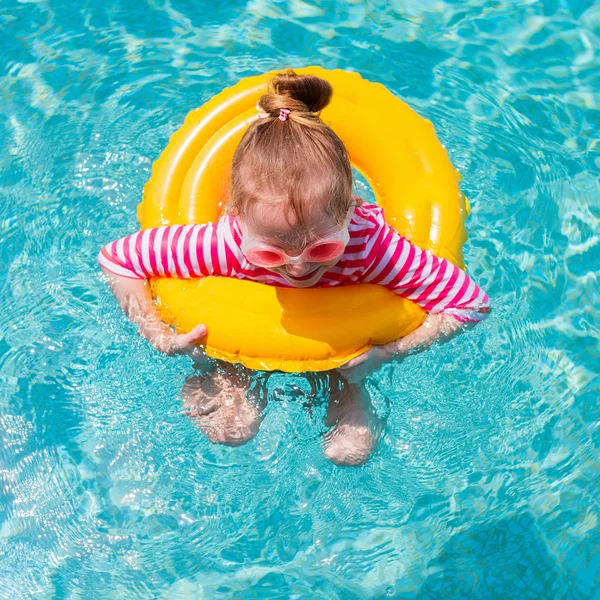 Kleines Mädchen im Schwimmbad — Stockfoto