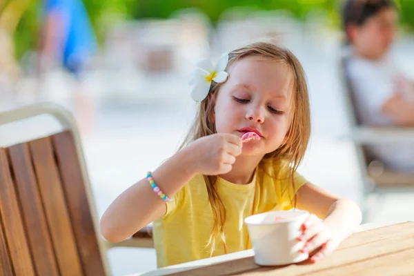 Mała dziewczynka jedząca lody — Zdjęcie stockowe