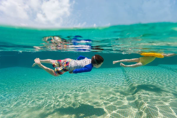 Kids having fun swimming on summer vacation — Stock Photo, Image