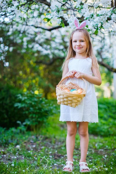 Liten flicka med påskägg — Stockfoto