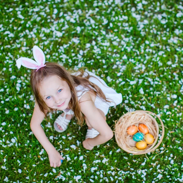 Petite fille jouant avec des œufs de Pâques — Photo