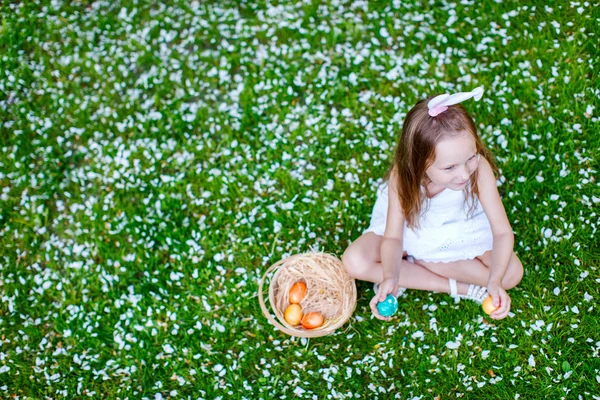 Kleines Mädchen spielt mit Ostereiern — Stockfoto