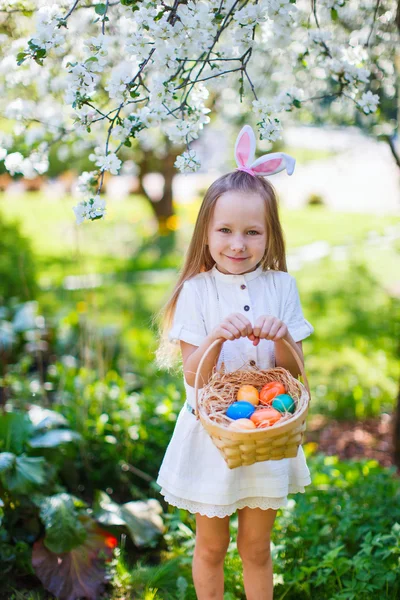 Liten flicka med påskägg — Stockfoto