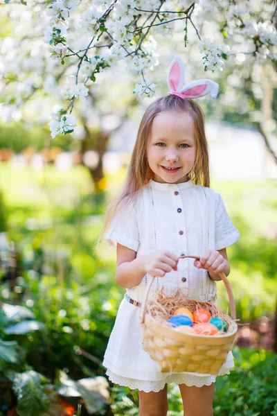 Menina com ovos de Páscoa — Fotografia de Stock