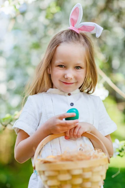 Liten flicka med påskägg — Stockfoto