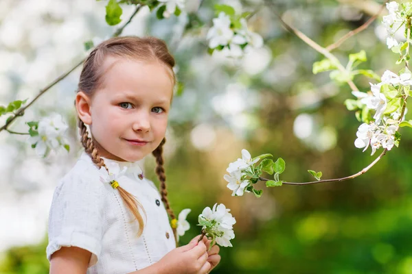 Malá dívka jarní portrét — Stock fotografie