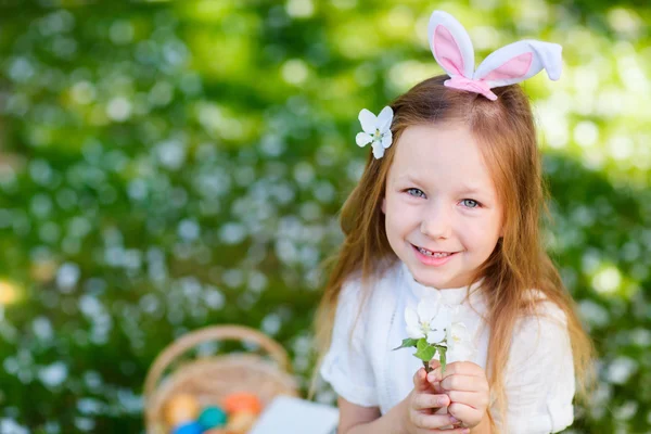 Liten flicka firar påsk — Stockfoto