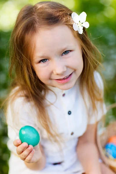 छोटी लड़की ईस्टर अंडे के साथ खेल रही — स्टॉक फ़ोटो, इमेज
