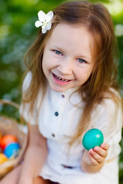 Kleines Mädchen spielt mit Ostereiern — Stockfoto