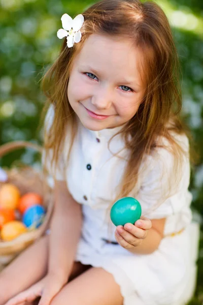 Malá dívka si hraje s velikonoční vajíčka — Stock fotografie