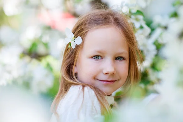 Weinig meisje voorjaar portret — Stockfoto