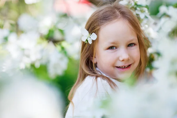 Liten flicka våren porträtt — Stockfoto