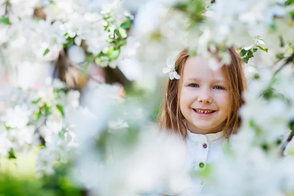 Weinig meisje voorjaar portret — Stockfoto