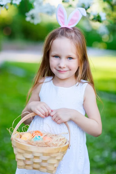 Petite fille avec des œufs de Pâques — Photo