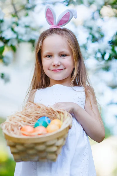 Niña con huevos de Pascua — Foto de Stock
