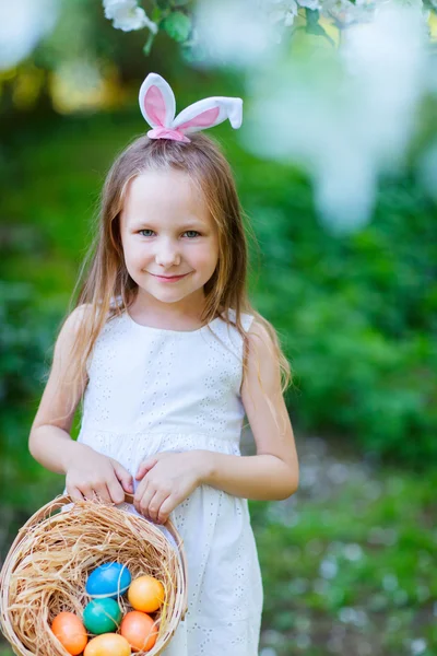 Kleines Mädchen mit Ostereiern — Stockfoto