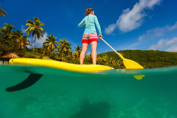 Actieve jonge vrouw op vakantie — Stockfoto