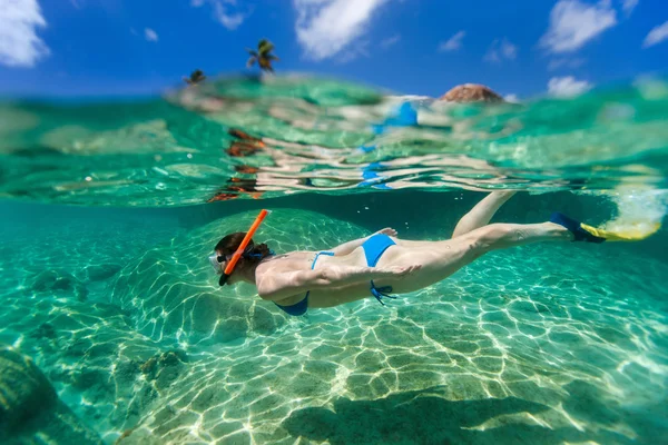 Femme plongée avec tuba en eau tropicale — Photo