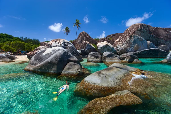 Mujer haciendo snorkel en aguas tropicales —  Fotos de Stock