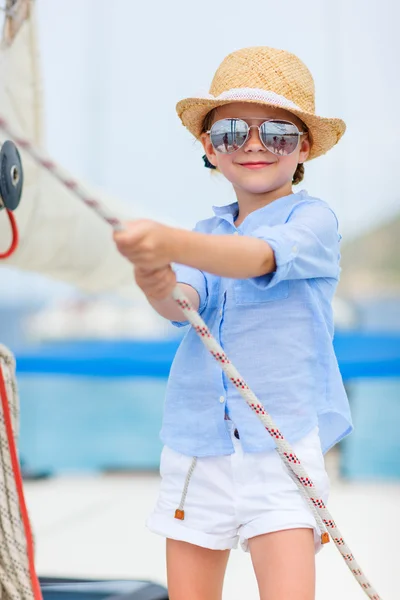 Маленька дівчинка на розкішній яхті — стокове фото