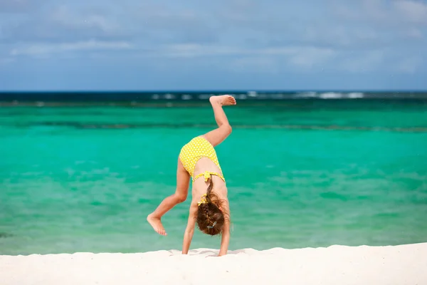 Menina bonito se divertindo em férias na praia — Fotografia de Stock