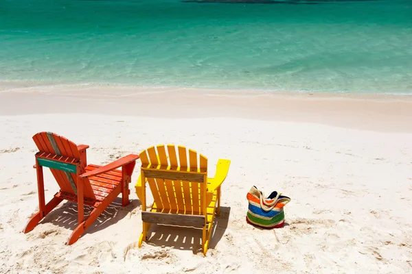 Coloridos sillones en la playa del Caribe — Foto de Stock