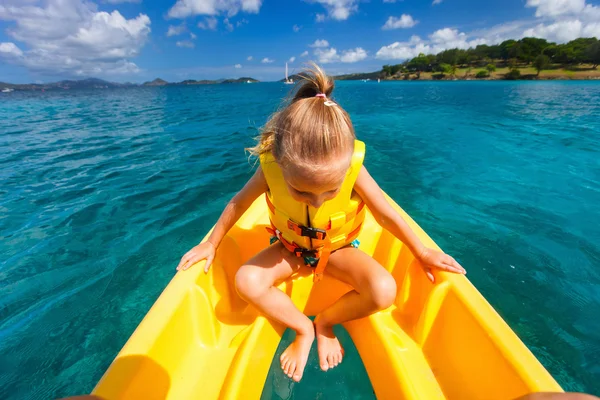 Niña en kayak — Foto de Stock