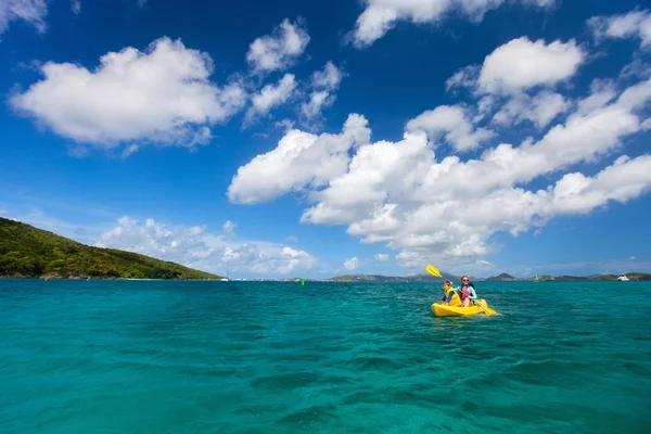 Familjen kajakpaddling på tropiska ocean — Stockfoto