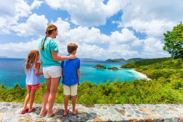 Familie in Trunk bay op St John eiland — Stockfoto