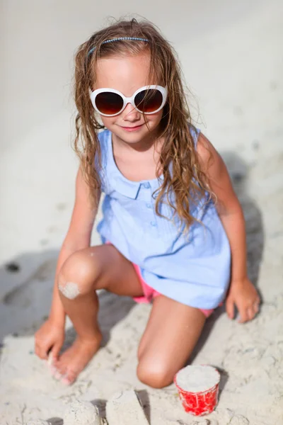 Κοριτσάκι που παίζει στην παραλία — Φωτογραφία Αρχείου