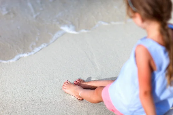 Plajda küçük kız — Stok fotoğraf