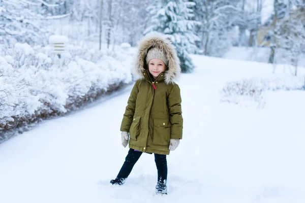 Niña al aire libre en invierno — Foto de Stock