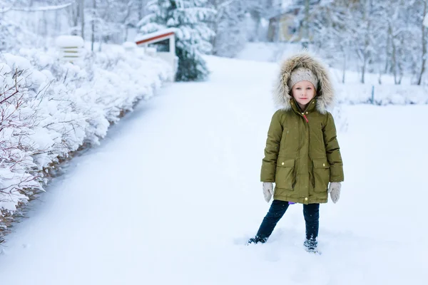 Dziewczynka na zewnątrz na zimowe — Zdjęcie stockowe