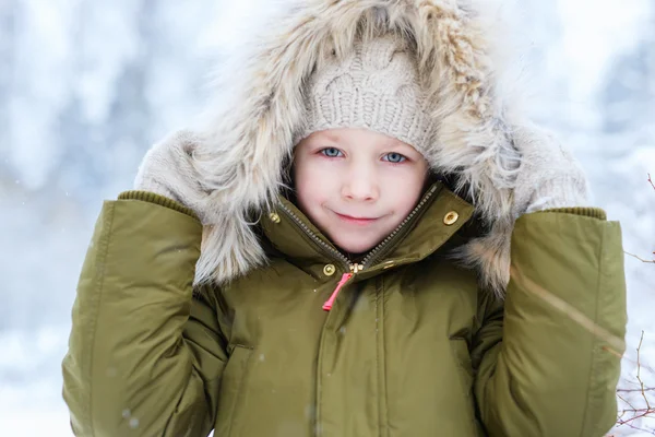 Little girl outdoors on winter — Stock Photo, Image