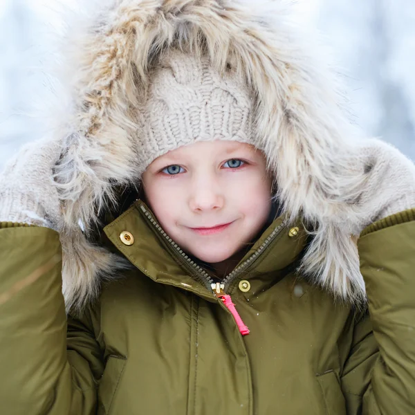 Маленькая девочка на улице зимой — стоковое фото