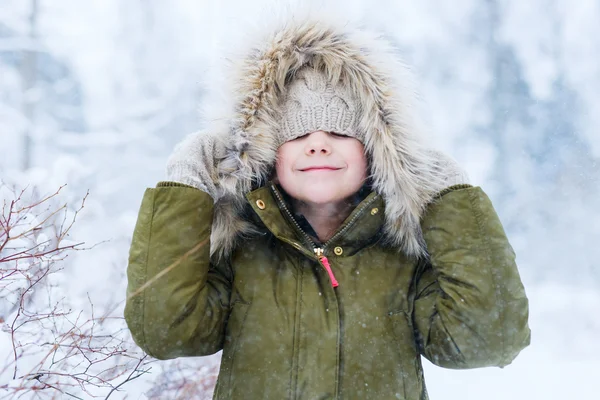 Niña al aire libre en invierno —  Fotos de Stock