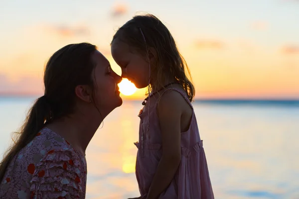 Moeder en dochter silhouetten — Stockfoto