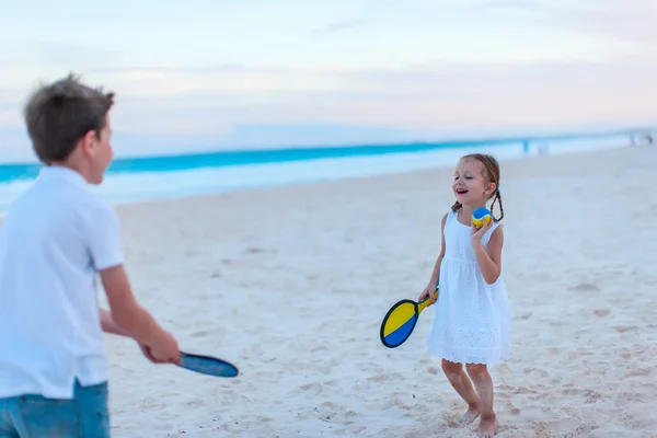 Niños jugando tenis de playa —  Fotos de Stock